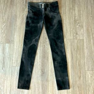 FREDDY WR UP BLACK/GREY CAMO SIZE 2 SKINNY PANTS